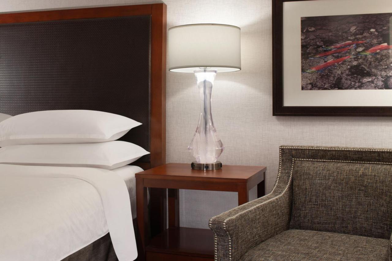 Deluxe Guest room 1 King Mountain or Bay view High floor